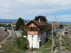 Stellwerk und Passerelle in Kerzers FR