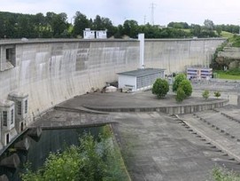 Bisher wird das Wasser des Schiffenen-Stausees am Fuss der Bogenstaumauer turbiniert. (Bild: wikimedia, CC)