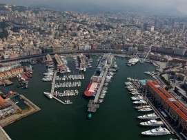 Das Hafenbecken von Genua. In der Bildmitte das blaue Schiff und dahinter das neue Wal-Aquarium von Renzo Piano. (Bild: zvg)