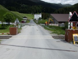 Bahnübergang der Rhätischen Bahn bei Davos Frauenkirch.