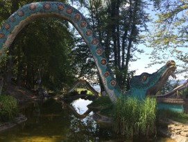 Erinnert an einen riesigen Glücksdrachen: Brücke im Bruno-Weber-Park. (SIlva Maier)