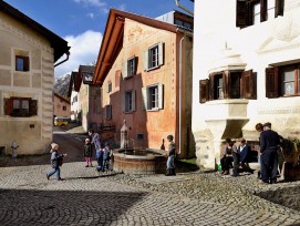 Dorfplätze, wie derjenige im bündnerischen Guarda, sollen als attraktive Begegnungszentren erhalten bleiben. (Foto: Schweizer Heimatschutz)