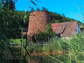 Extravagante Scheiterbeige: der Turm von Takeshi Kawamata. (Kunstmuseum Thurgau)