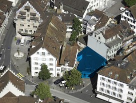 Luftaufnahme: blau eingefärbt die Brandlücke. www.stadtzug.ch