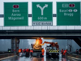 Sicherung der Brücke nach dem Unfall (Keystone, Ennio Leanza)