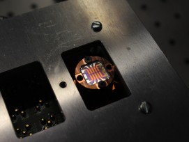 Ein von den ETH-Forschern hergestellter Solarzellen-Chip auf der Grundlage von Nanokristallen (Deniz Bozyigit/ETH Zürich)