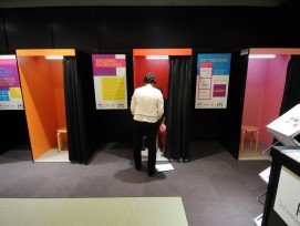 Die Farbkabinen am appli-tech-Stand von Pro Colore. (Bild: Michael Staub)