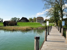 Die Ufenau-Bauten im Jahr 2010: Haus zu den zwei Raben (rechts), Scheune und Schuppen sowie das inzwischen erneuerte Bootshaus (vorne) (wikimedia.org, Roland zh, CC)