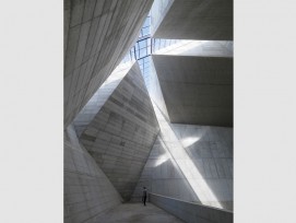 Das Innere der Kirche von Sambuceto in den Abruzzen. (Enrico Cano, Architekturforum Zürich)