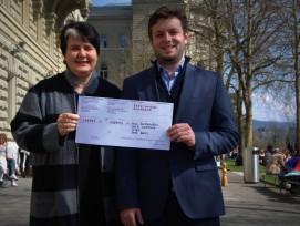 Die Co-Präsidenten Caroline Beglinger und Jon Pult mit dem Einzahlungsschein für Verkehrsministerin Doris Leuthard. (Bild zvg)