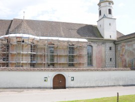 Die eingerüstete Fassade des Kirchhofs mit den Fresken der Brüder Torricelli,  (PD / Doris Warger, Restauratorin SKR)