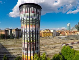 Regenbogenbuntes Farbenspiel beim Gleisfeld: der Torre Arcobaleno erstrahlt in neuem Glanz. Torre Arcobaleno (PD/Torre Arcobaleno)