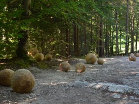 Grosse Holzkugeln von Sammy Deichmann auf dem alten Plattenweg (stg)