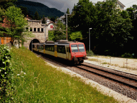 Nächster Halt Grenchen Nord: Ein Zug der SBB verlässt den Tunnel. (Bild: Chriusha CC BY-SA 3.0)