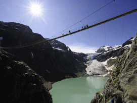 Triftbrücke: Spektakel nach nepalesischer Bauart (1/8) / Bild: KWO/Robert Bösch