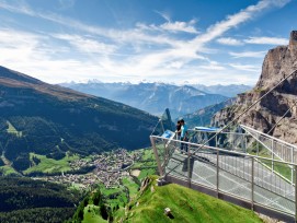 Nichts für Wanderer mit Höhenangst: die Aussichtsterrasse am Gemmipass im Wallis. (Gemmibahnen AG, Christian Pfammatter)