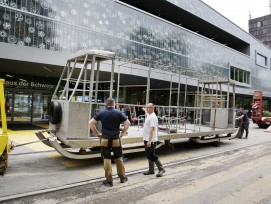 Der Funi wird vom Tieflader gehoben. (Fotos: Verkehrshaus der Schweiz Luzern)