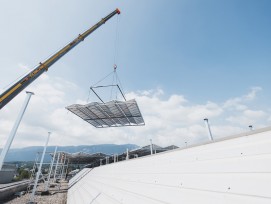 Montage der Anlage auf dem Dach der Produktionshalle 330 auf dem Areal Riverside in Zuchwil. (Quelle: ©SPS)