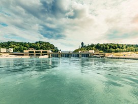 Bettet sich in die Umgebung ein: das Kraftwerk Hagneck am Bielersee. (BKW)