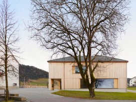 Pfarrhaus Krumbach im Bregenzerwald. ARGE: Arbeitsgemeinschaft: Bernardo Bader Architekten, Bechter Zaffignani Architekten, Architekten Hermann Kaufmann.  (Foto: Adolf Bereuter) 1/8 