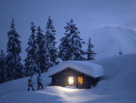 Tief verschneites Maiensäss in Caischavedra oberhalb Disentis: Einzelne ehemalige Ställe werden bereits heute touristisch genutzt. (Bild: Graubünden Ferien, Sedrun Disentis)