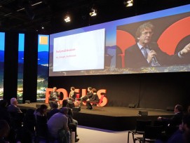 An der Podiumsdiskussion forderte Michael Braungart (auf der Leinwand), dass Baumaterialien verwendet werden, die nicht nur klimaneutral sind, sondern die auch etwas fürs Klima tun.  (Stefan Breitenmoser)  