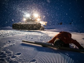 Mit der Wasserwaage wird die Neigung des mit Hilfe von Wasser eingeebneten Bodens gemessen. (©www.iglu-dorf.com) 1/24