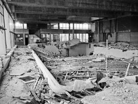 Nach dem tragischen Deckeneinsturz von 1985 bot das Hallenbad Uster ein Bild der Zerstörung. (Bild: Keystone/Str)