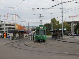 Tramhaltestelle in Basel (NAC, CC-BY-SA 4.0, Wikimedia Commons)