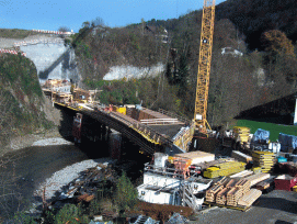 Umfahrung Bütschwil: Bis Ende Jahr ist der anspruchsvolle Rohbau der Thurbrücke fertig. (zvg)