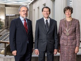 Laudator Prof. Thomas Vogel, Leiter Departement Bau, Umwelt und Geomatik der ETH Zürich, Ehrendoktor Max Ernst Meyer und die Rektorin der ETH Zürich, Prof. Dr. Sarah M. Springman während der Verleihung der Ehrendoktorwürde. (Bild: ETH Zürich / Oliver Bart