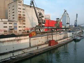 Dieser Kran im Hafen St. Johann soll an den Klybeckquai verschoben werden (zvg)