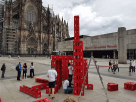 Sieben Studenten bauten den Kölner Dom aus Bierkästen nach. (Bilder: David Welschoff/TH Köln)