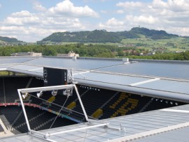 Die Stadt Bern macht ernst mit der Energiewende: Bei der Stromversorgung wird ein Anteil von 80 Prozent an erneuerbaren Energieträgern angestrebt, wie hier mit der Solaranlage auf dem Stade de Suisse.