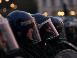 Nicht immer schützt die Vollmontur gegen gewalttätige Mitbürger: Die Polizisten beklagen sich über steigende Gewalt gegen die Ordnungshüter.