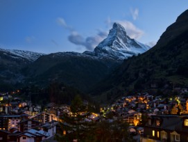 Kein Alkoholverbot nach Mitternacht: In Zermatt darf auch künftig die ganze Nacht über auf den Strassen gebechert werden.