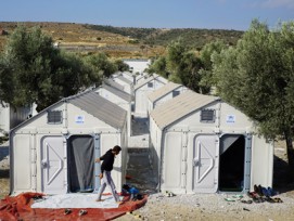Dienen in vielen Ländern (wie hier auf Lesbos in Griechenland) als Notunterkünfte: Die «Better Shelters» genügen hiesigen Brandschutzvorschriften nicht.