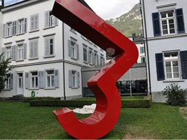 Gedenkskulptur an das Glarner Gemeindestrukturreformprojekt im Garten der kantonalen Steuerverwaltung in Glarus