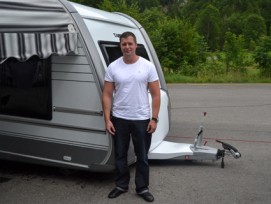 Mike Gerzner, Präsident der Bewegung der Schweizer Reisenden, im Sommer 2014 vor seinem Wohnwagen in Unteriberg SZ.