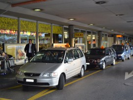 Taxis vor dem Flughafen Genf