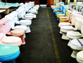 Verschiedenfarbige Toiletten