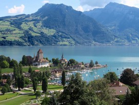 This is the amazing view of Spiez from the terrace of the Migros restaurant opposite the train station. The port, the palace and the castle. 