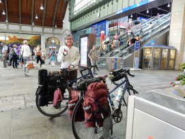 Mit dem Fahrrad am Bahnhof Basel
