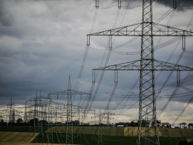 Strommasten auf dem Land