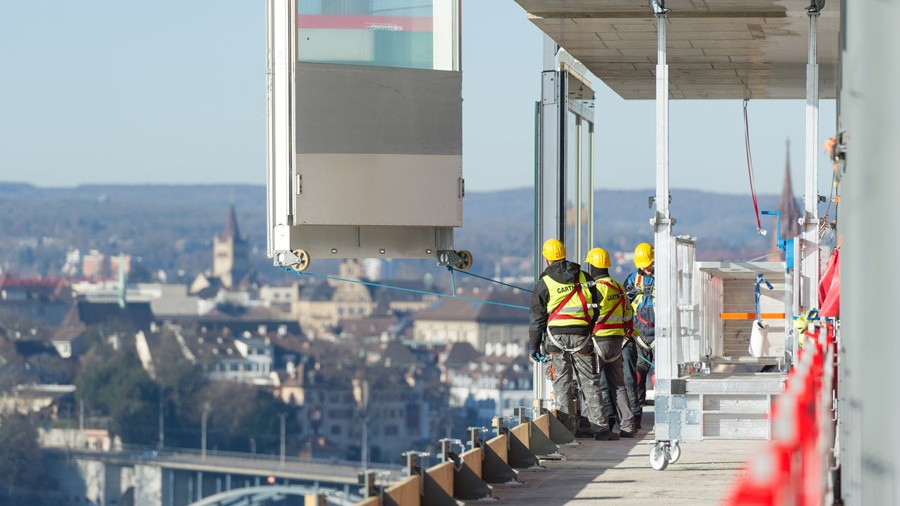 EIn Fassadenelement wird montiert. (Roche)