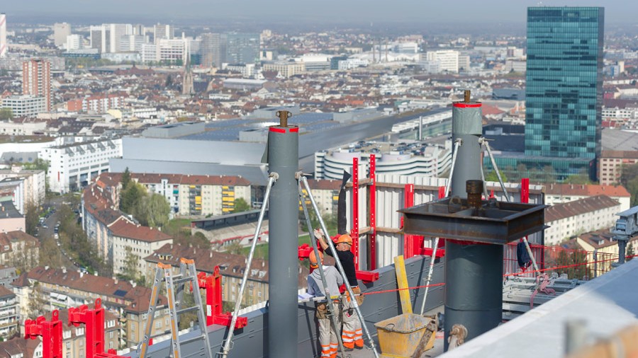 Blick von der Baustelle auf den Basler Messeturm. (Roche)