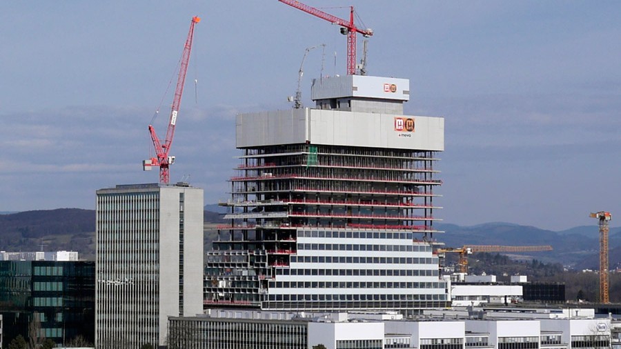 Ende Jahr soll der Turm im Rohbau fertig sein und den Zürcher Prime Tower um 52 Meter überragen. (Roche)