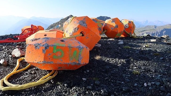 Brocken nach dem ersten Versuchstag, mit abplatzter Farbe und abgebrochenen Kanten.