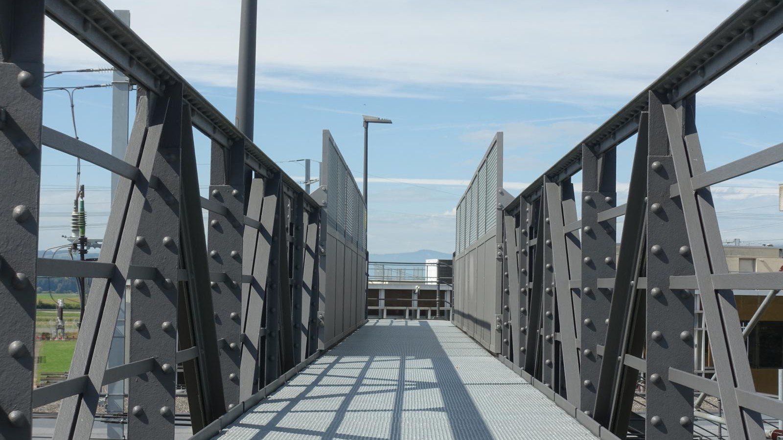 Stellwerk und Passerelle in Kerzers FR