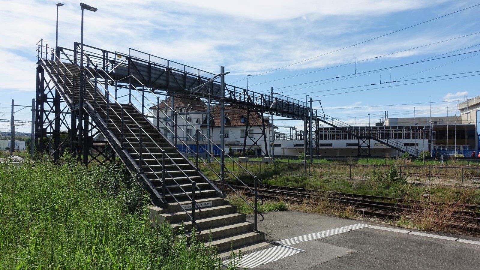 Stellwerk und Passerelle in Kerzers FR